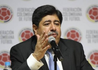 Luis bedoya, rueda de prensa FCF, presidente fútbol colombiano, traje corbata azul