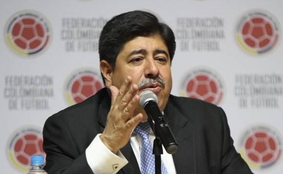Luis bedoya, rueda de prensa FCF, presidente fútbol colombiano, traje corbata azul
