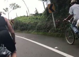 El campesino que en su bicicleta le dio 'sopa y seco' a dos triatletas europeos