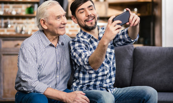 Si tu papá es de los que ama la tecnología, enséñale estos simples trucos que amará por siempre