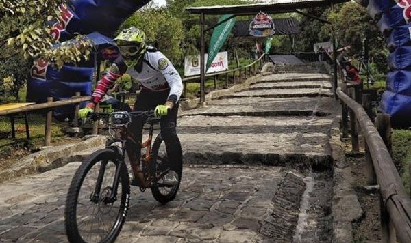 Monserrate fue escenario de la carrera de downhill urbano más larga del mundo