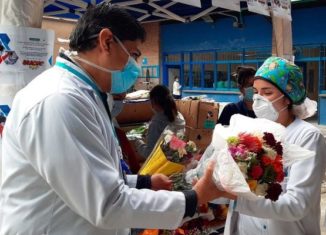 Personal médico recibe más de 120000 flores por su entrega durante el COVID-19
